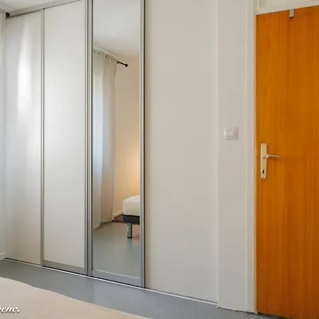 Sleeps 4 With Free Parking *