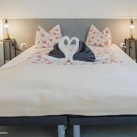 Sleeps 4 With Free Parking Lägenhet *