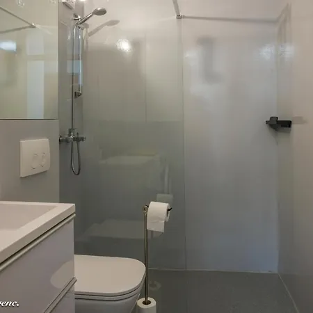 Sleeps 4 With Free Parking *