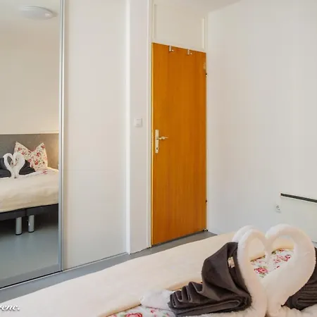 Lägenhet Sleeps 4 With Free Parking Rijeka
